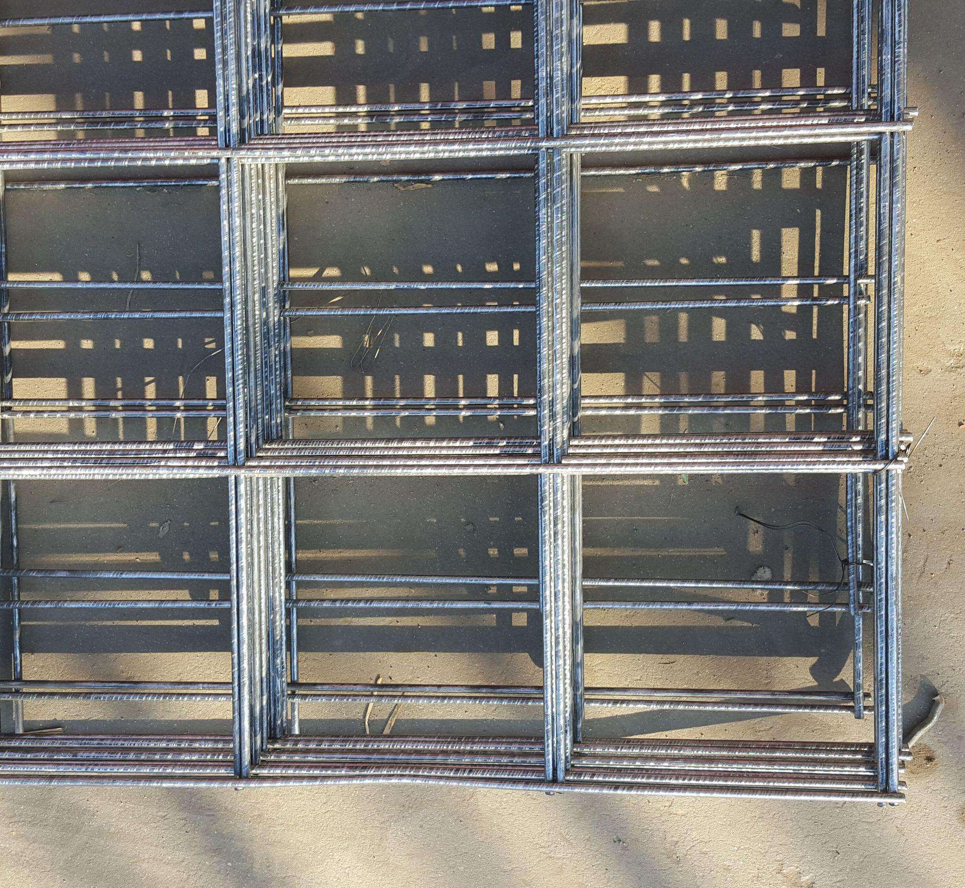 電焊鋼筋網(wǎng)片施工中的注意事項(xiàng) 電焊鋼筋網(wǎng)片施工中的注意事項(xiàng)